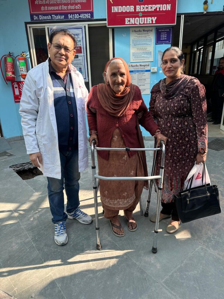 कमर की हड्डी टूटी, लेकिन हौसला नहीं – 78 वर्षीय महिला की सफल DHS सर्जरी